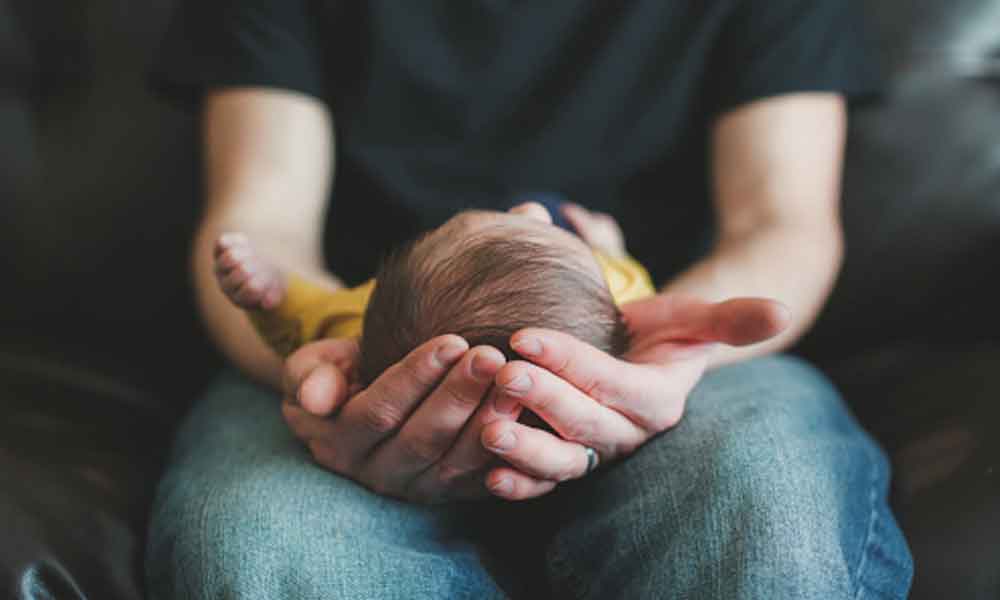 शिशु के हाथ पैर टेढ़े मेढ़े होने के क्या कारण होते हैं और क्या उपाय है