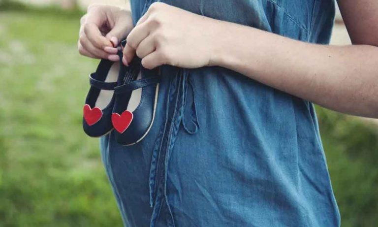 ऐसे बताएं अपनी प्रेगनेंसी लोगो को