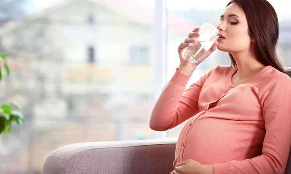 How much water should a pregnant woman drink in 24 hours