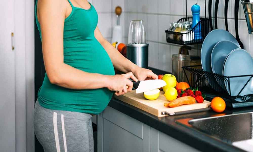 Pregnant women keep these things in mind while doing work in kitchen