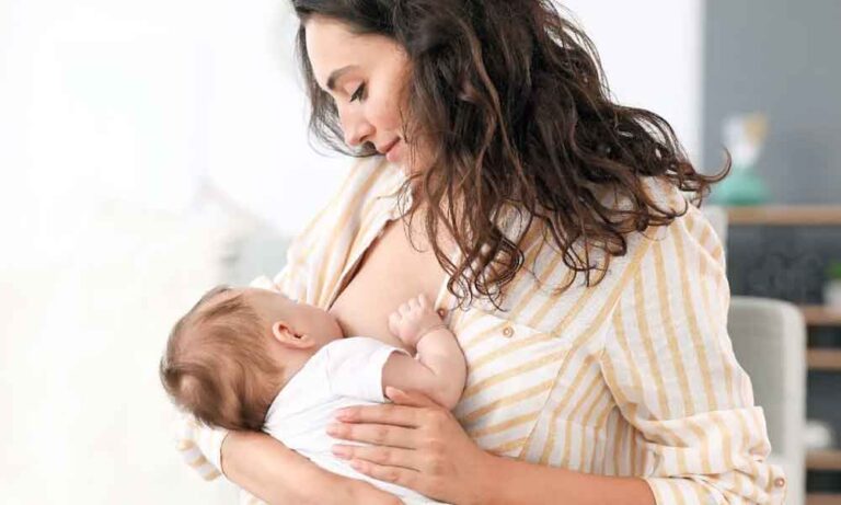 Breastfeed karne vale shishu ko pani pilayen ya nahi